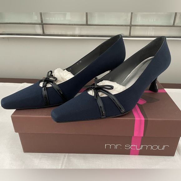 Navy Pumps with patent bow and heal. - Picture 2 of 8